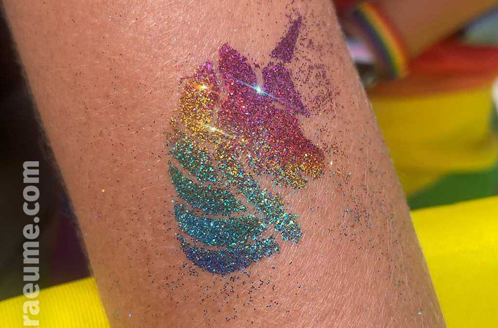 Glitzer-Tattoos auf dem CSD