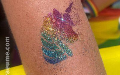 Glitzer-Tattoos auf dem CSD