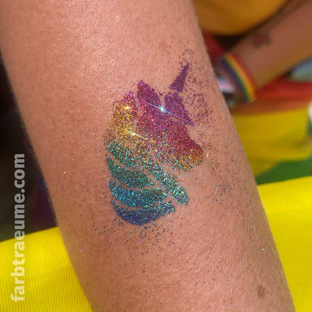 Glitzer-Tattoos auf dem CSD