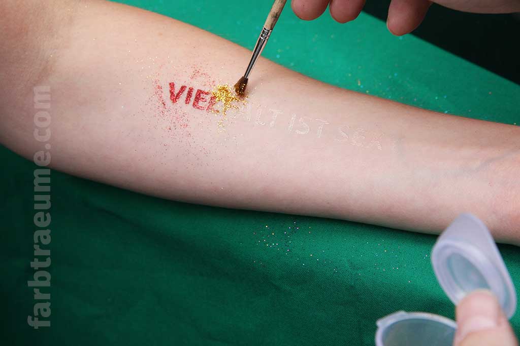 Glitzer-Tattoos auf dem CSD