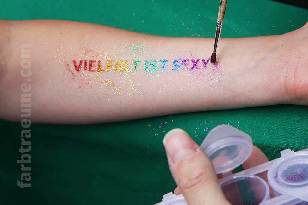 Glitzer-Tattoos auf dem CSD