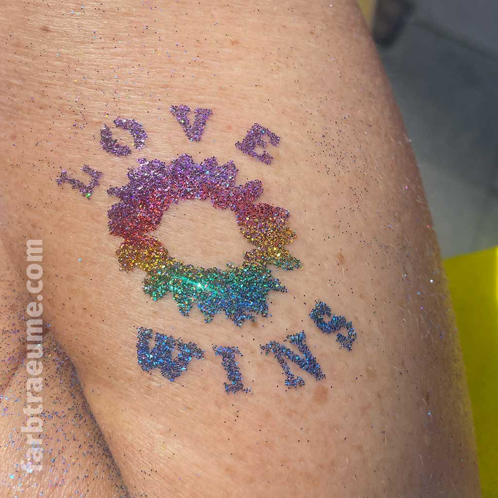 Glitzer-Tattoos auf dem CSD